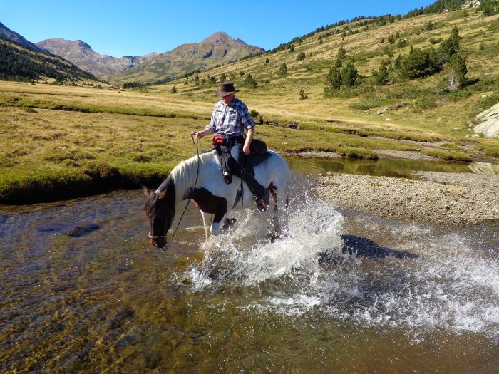 Ausritte in den Pyrenäen und Reiten lernen im Gelände