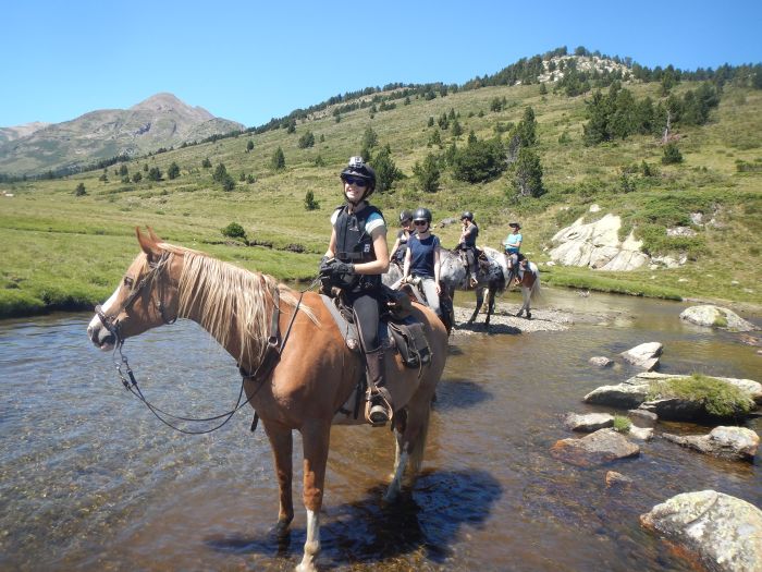 Ausritte in den Pyrenäen und Reiten lernen im Gelände