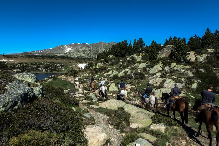 Ausritte in den Pyrenäen und Reiten lernen im Gelände