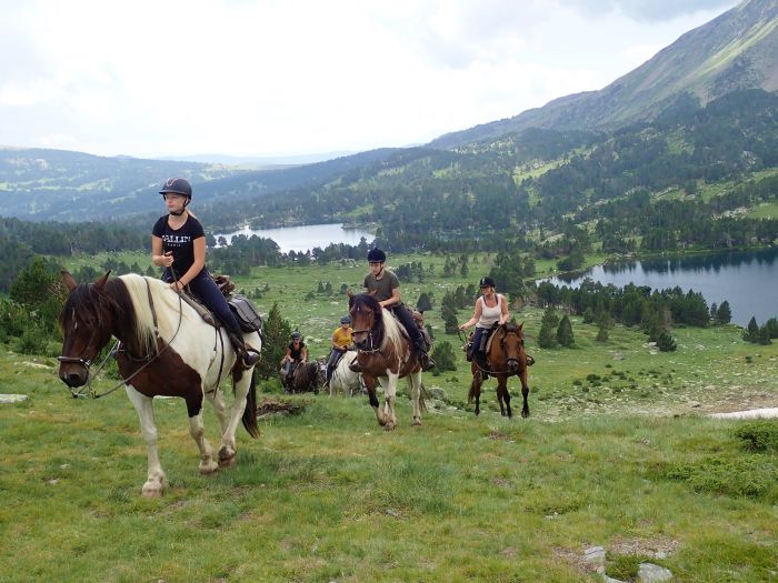 Ausritte in den Pyrenäen und Reiten lernen im Gelände